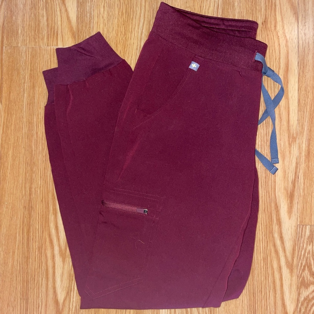 Figs Zamora jogger scrub pants in burgundy